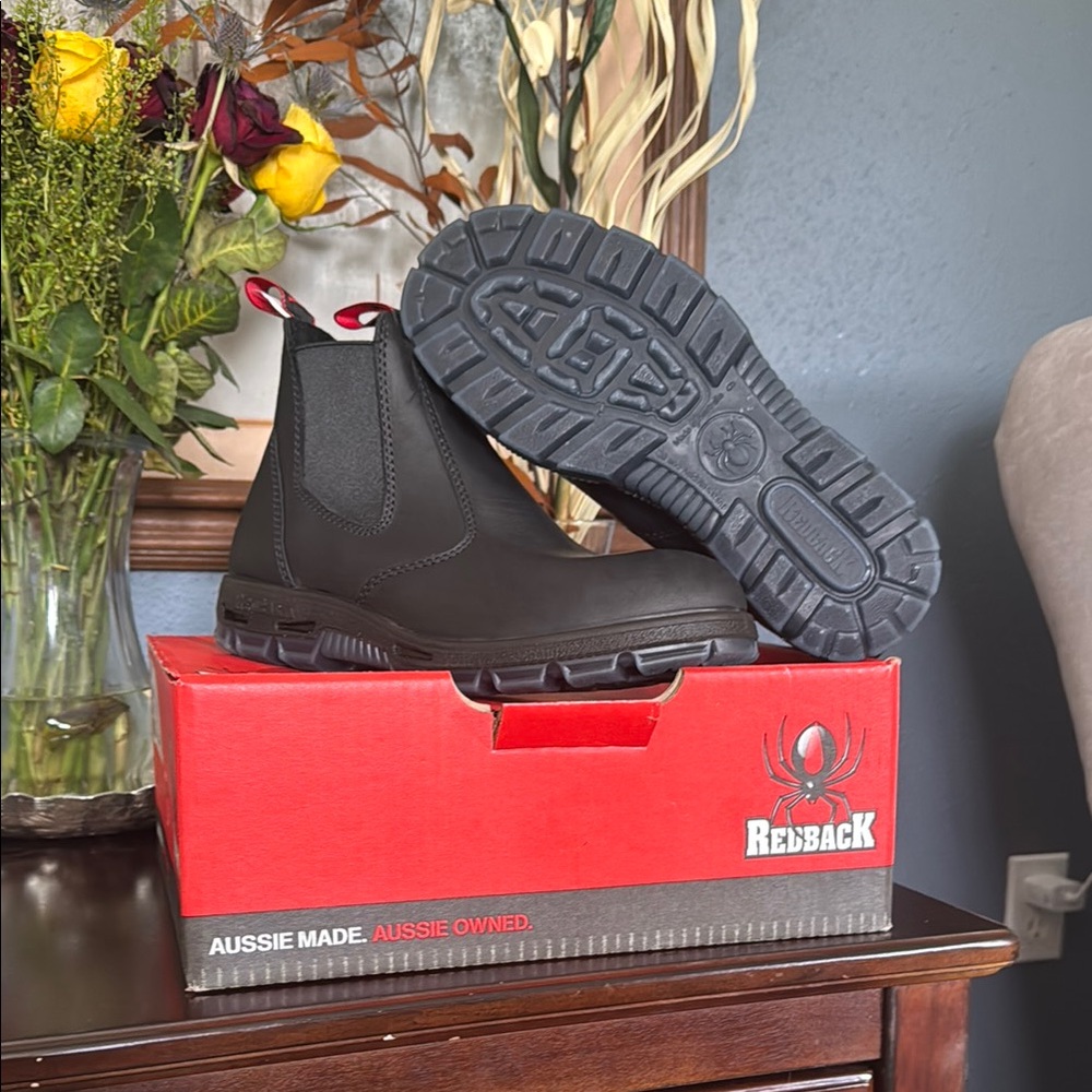 Sleek Black Chelsea Boots with Elastic Panels and Rugged Sole